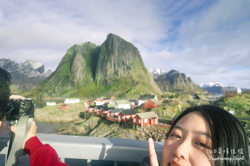 羅浮敦群島・哈姆諾伊・絢爛陽光和極地光影與紅色小屋的夢幻交會