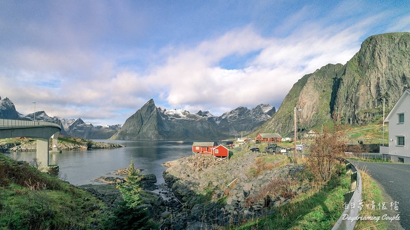 羅浮敦群島・哈姆諾伊・絢爛陽光和極地光影與紅色小屋的夢幻交會