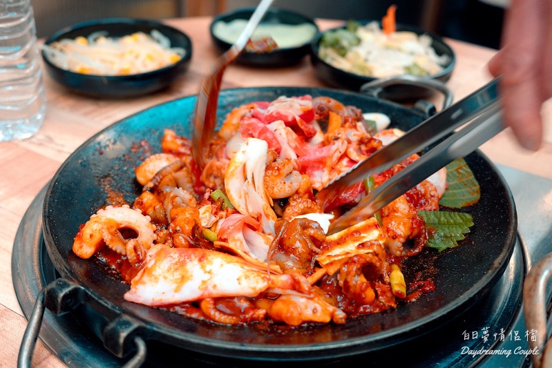 【首爾弘大美食】弘's 小章魚(홍스 쭈꾸미):生炒Q彈章魚尬滿滿飛魚卵鍋巴飯,辣到哈斯哈斯也停不下來