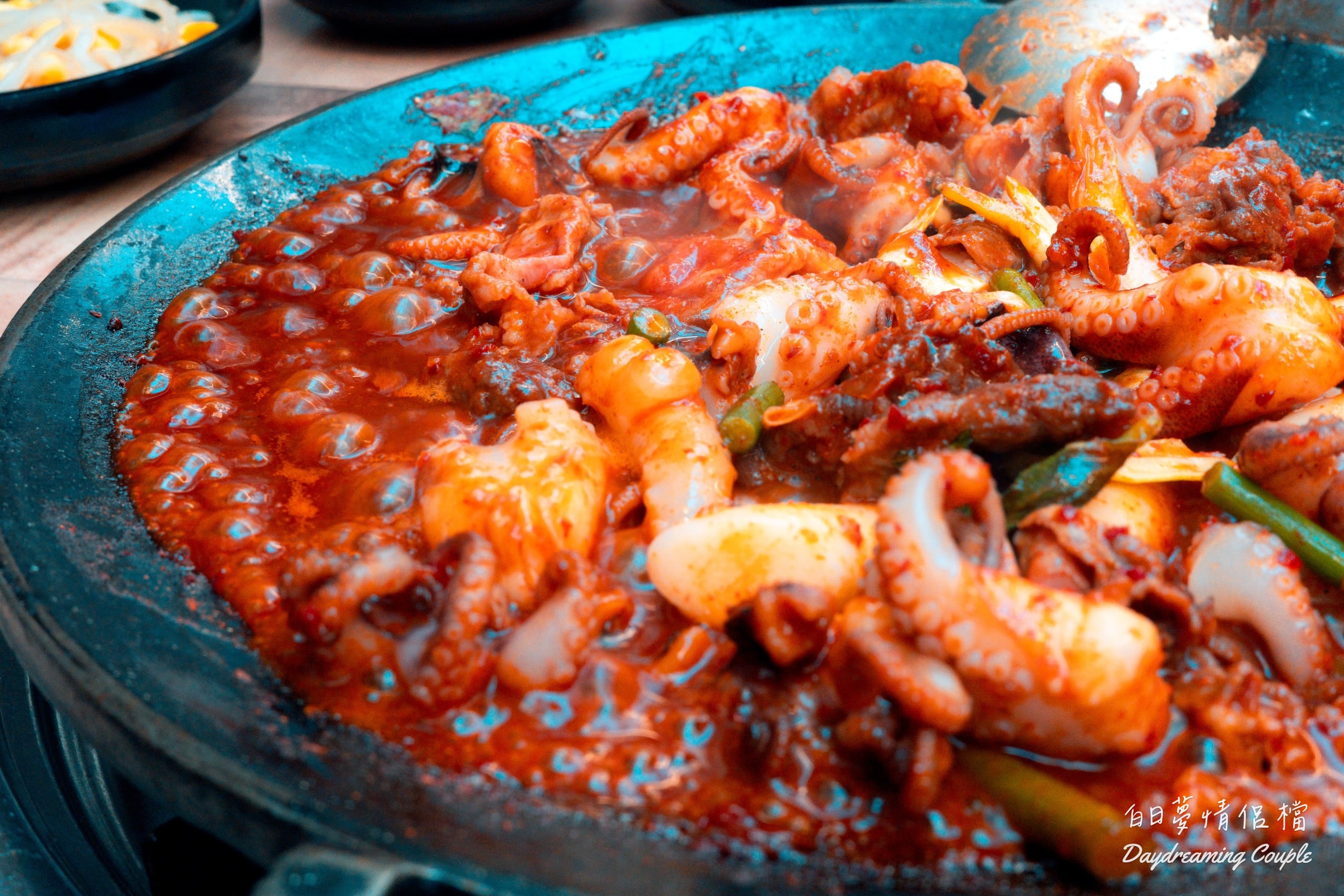 【首爾弘大美食】弘's 小章魚（홍스 쭈꾸미）：生炒Q彈章魚尬滿滿飛魚卵鍋巴飯，辣到哈斯哈斯也停不下來