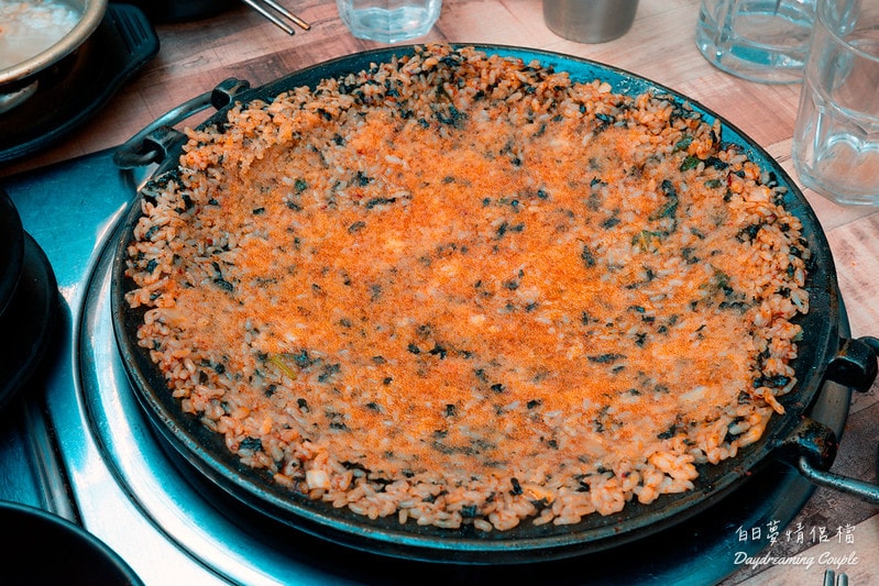 【首爾弘大美食】弘's 小章魚(홍스 쭈꾸미):生炒Q彈章魚尬滿滿飛魚卵鍋巴飯,辣到哈斯哈斯也停不下來