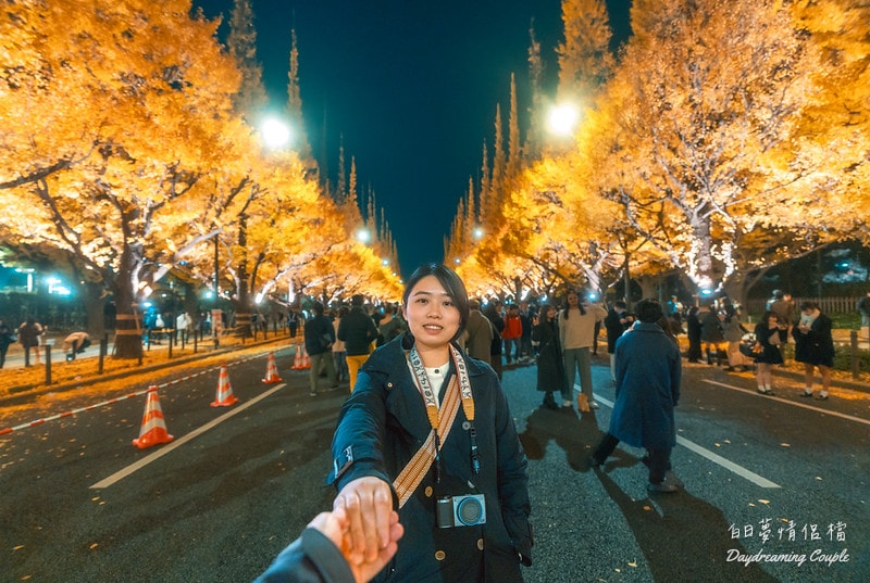 東京秋日限定!明治神宮外苑「黃金隧道」點燈攻略:捕捉夢幻夜景的微醺浪漫