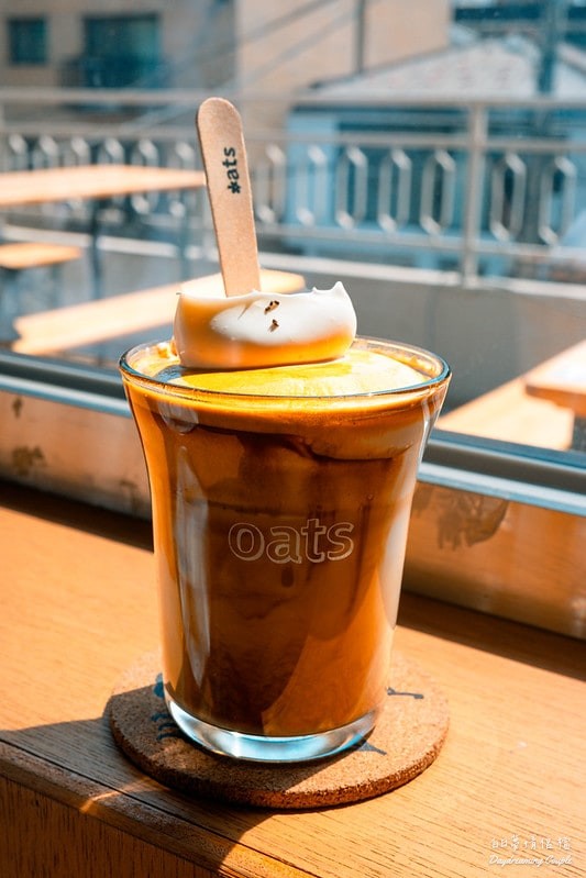 【首爾弘大咖啡廳】隱身住宅區的寶藏咖啡店！oats coffee (오츠커피)療癒系貓咪維也納咖啡，走再遠都值得的濃郁滋味