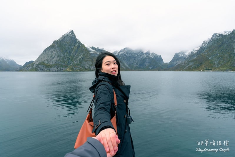 【挪威羅浮敦群島】薩克利索伊（Sakrisøy）必訪絕景與在地美食全攻略：夢幻黃色小屋與海風中的鮭魚香！