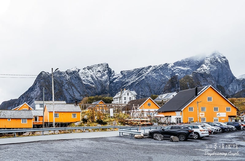 【挪威羅浮敦群島】薩克利索伊（Sakrisøy）必訪絕景與在地美食全攻略：夢幻黃色小屋與海風中的鮭魚香！