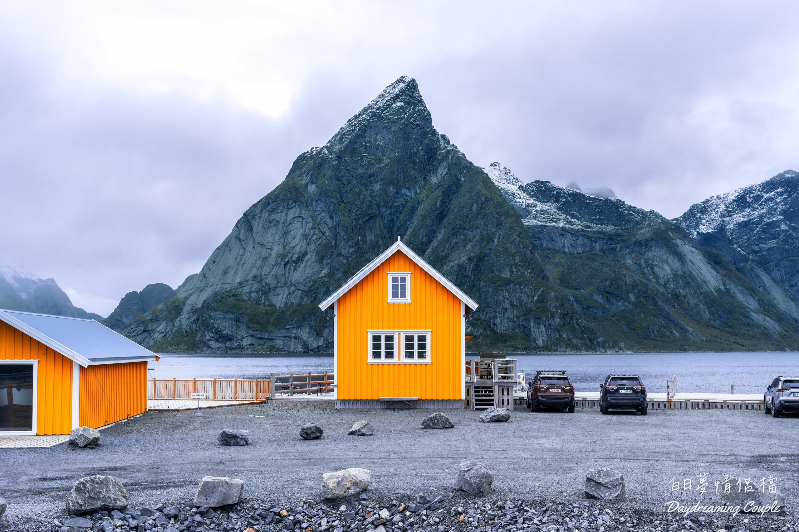 【挪威羅浮敦群島】薩克利索伊（Sakrisøy）必訪絕景與在地美食全攻略：夢幻黃色小屋與海風中的鮭魚香！