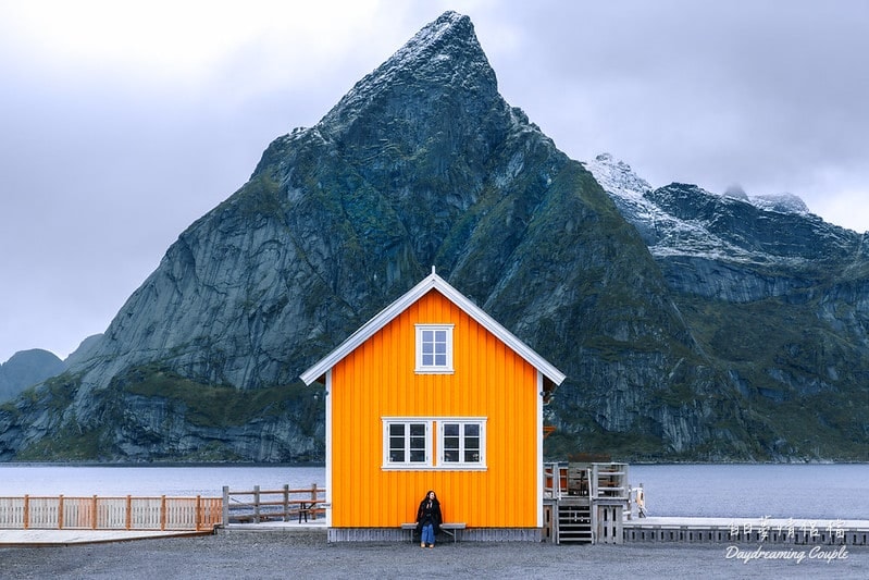 【挪威羅浮敦群島】薩克利索伊（Sakrisøy）必訪絕景與在地美食全攻略：夢幻黃色小屋與海風中的鮭魚香！