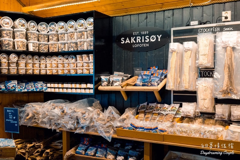 【挪威羅浮敦群島】薩克利索伊（Sakrisøy）必訪絕景與在地美食全攻略：夢幻黃色小屋與海風中的鮭魚香！