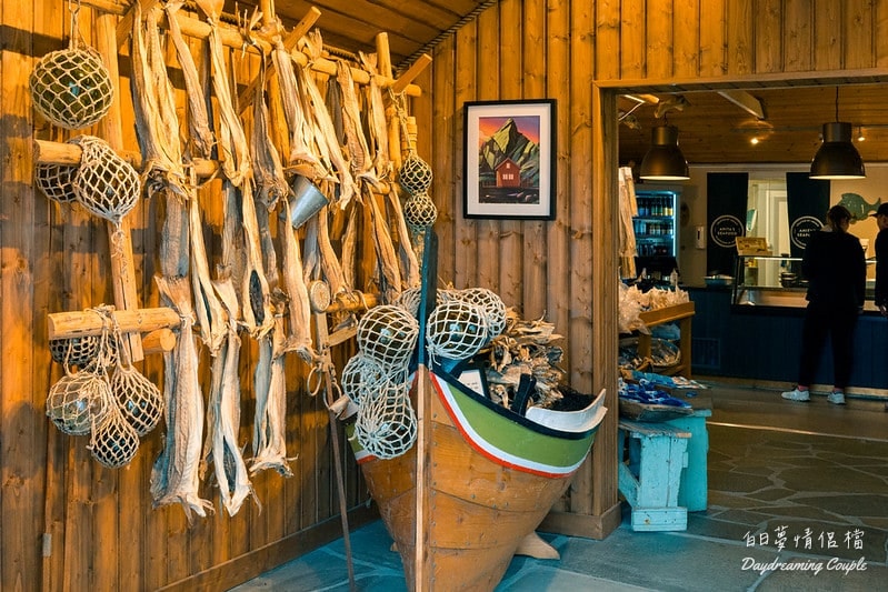 【挪威羅浮敦群島】薩克利索伊（Sakrisøy）必訪絕景與在地美食全攻略：夢幻黃色小屋與海風中的鮭魚香！