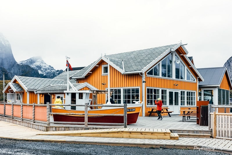 【挪威羅浮敦群島】薩克利索伊（Sakrisøy）必訪絕景與在地美食全攻略：夢幻黃色小屋與海風中的鮭魚香！