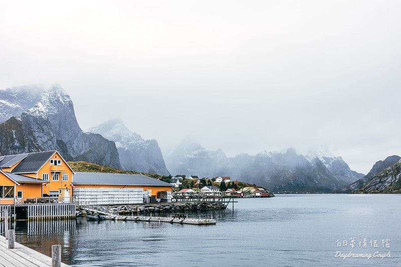 【挪威羅浮敦群島】薩克利索伊（Sakrisøy）必訪絕景與在地美食全攻略：夢幻黃色小屋與海風中的鮭魚香！